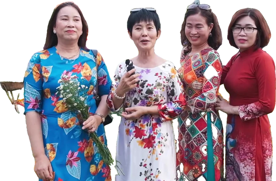 Bốn cô mặc áo dài trả lời phỏng vấn ở công viên