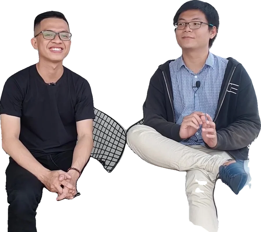 Hai người ngồi ghế lưới trên tầng cao