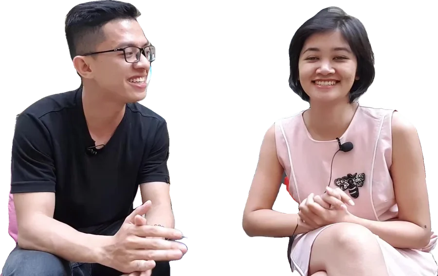 Khách mời áo hồng cười khi trò chuyện