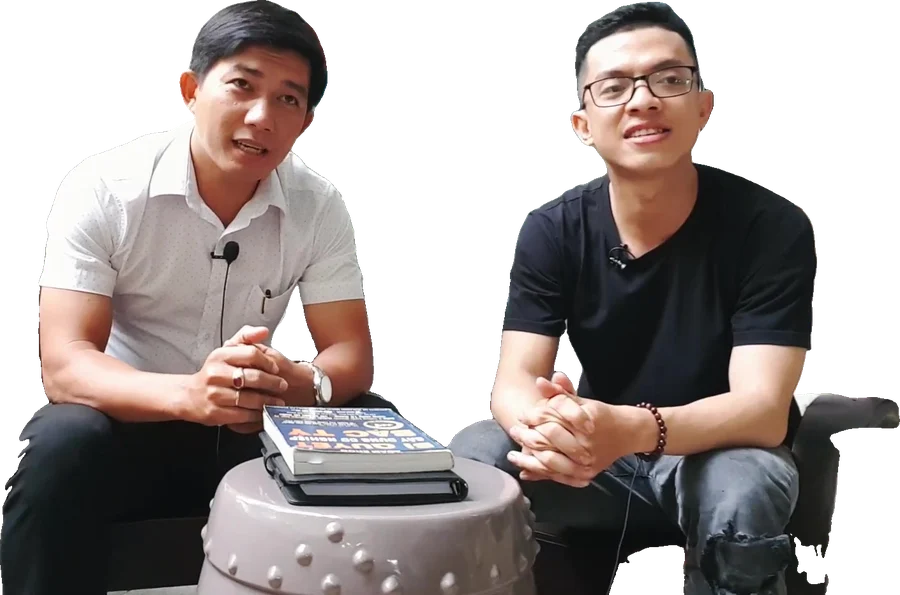 Hai người ngồi ghế gỗ trò chuyện