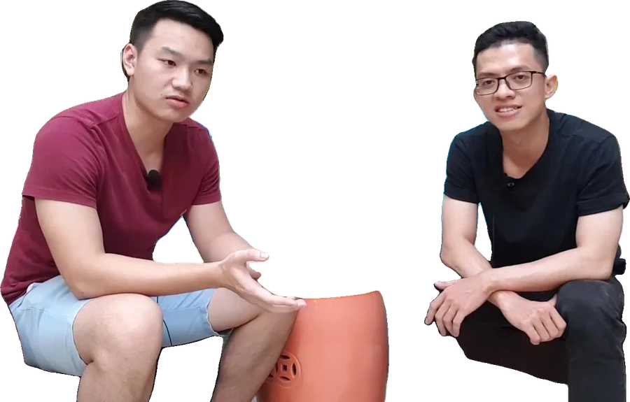 Hai người tám chuyện bên chiếc đôn màu cam