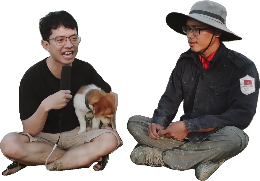 Ngồi xếp bằng trên bãi cỏ nông trại trò chuyện